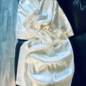 Vintage Expressions White Plush Robe with Flowing Sleeves